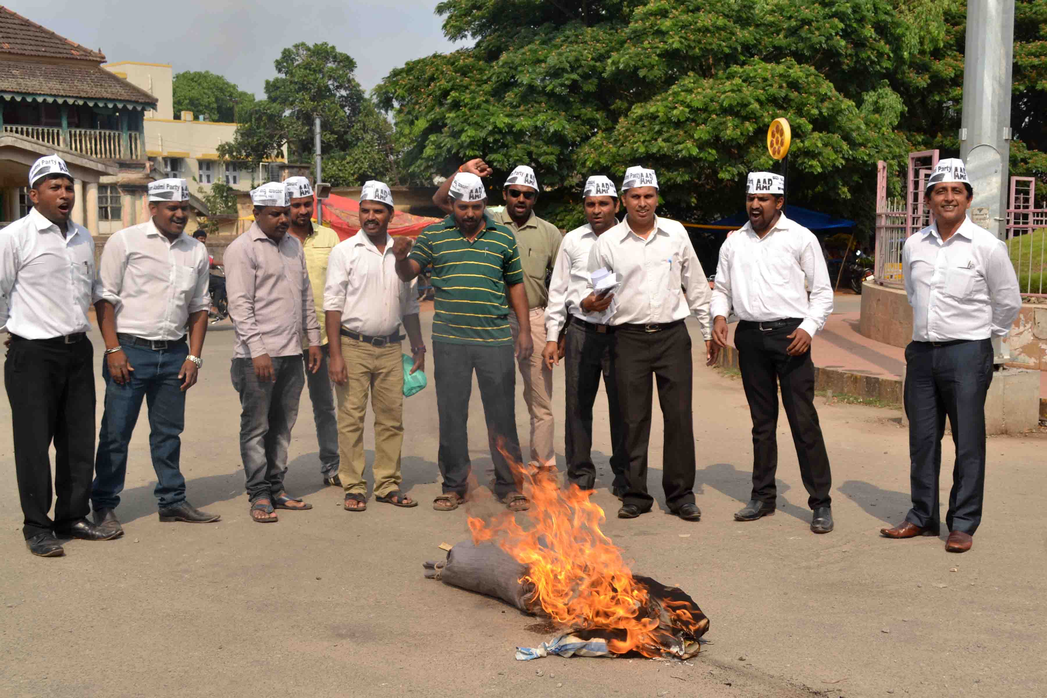 ಆಪ್ ಕಾರ್ಯಕರ್ತರಿಂದ ಸಿಎಂ ಪ್ರತಿಕೃತಿ ದಹನ
